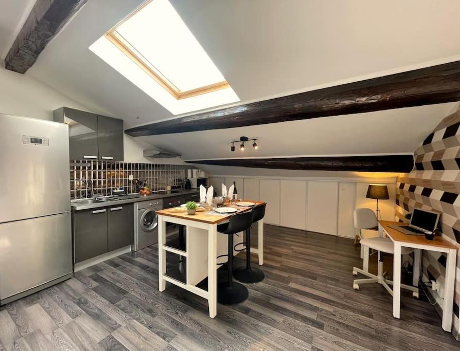 Charme Urbain Sous Les Toits-Terrasse/Clim/Parking Apartment เบซิเยร์ ภายนอก รูปภาพ